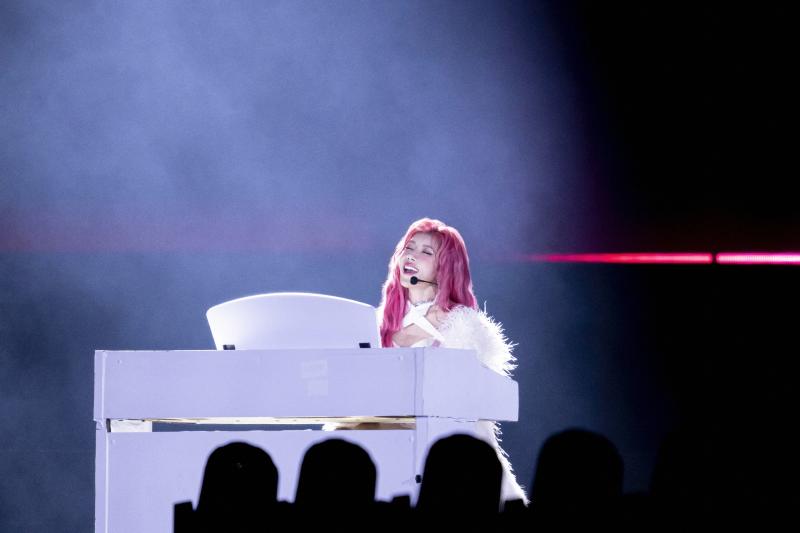 Trang Pháp thở oxy ở hậu trường 'Chị đẹp concert' - Ảnh 1.