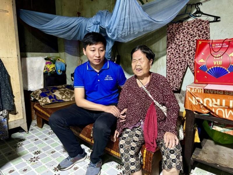 Những người ở xóm vé số bất ngờ nhận quà từ người lạ: Rưng rưng xúc động - Ảnh 6.