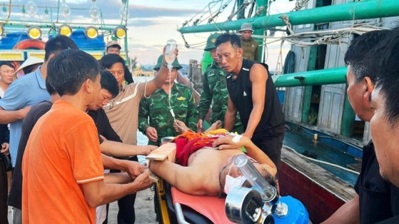 Quảng Bình: Đàm thoại để cấp cứu ngư dân gặp tai nạn trên biển - Ảnh 1.