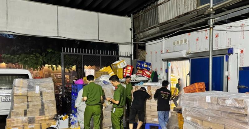 TP.HCM: Phát hiện hơn 68 tấn nội tạng, thịt động vật không rõ nguồn gốc- Ảnh 1. TP.HCM: Phát hiện hơn 68 tấn nội tạng, thịt động vật không rõ nguồn gốc- Ảnh 1.