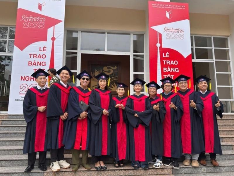 Trịnh Kim Chi, Hoàng Mập, Hạnh Thúy nhận bằng tốt nghiệp thạc sĩ- Ảnh 3. Trịnh Kim Chi, Hoàng Mập, Hạnh Thúy nhận bằng tốt nghiệp thạc sĩ- Ảnh 3.