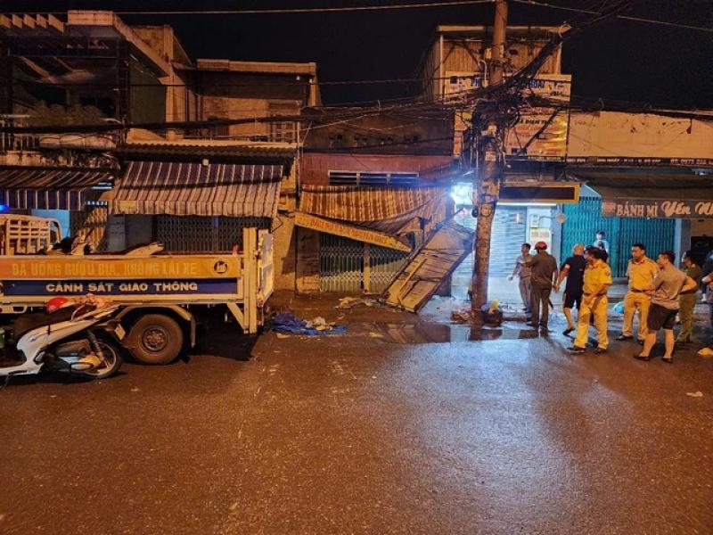 TP.HCM: Xe máy tông nhà dân, 2 người tử vong- Ảnh 1. TP.HCM: Xe máy tông nhà dân, 2 người tử vong- Ảnh 1.