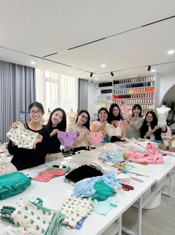 Cùng may nội y tặng trẻ em vùng cao - Ảnh 1.