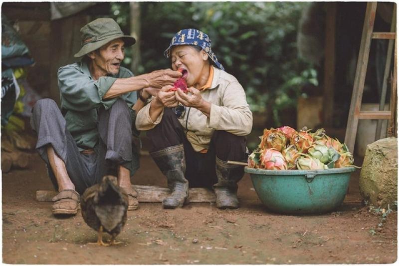 Nhiếp ảnh gia Đạt giữ mãi tình yêu chân chất của ba mẹ qua những bức ảnh mộc mạc - Ảnh 1. Nhiếp ảnh gia Đạt giữ mãi tình yêu chân chất của ba mẹ qua những bức ảnh mộc mạc - Ảnh 1.