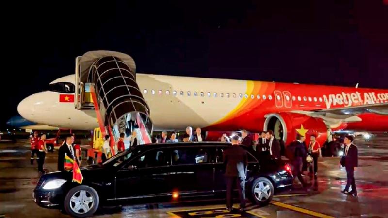 Tổng thống Litva đến Hà Nội trên chuyên cơ Vietjet- Ảnh 2. Tổng thống Litva đến Hà Nội trên chuyên cơ Vietjet- Ảnh 2.