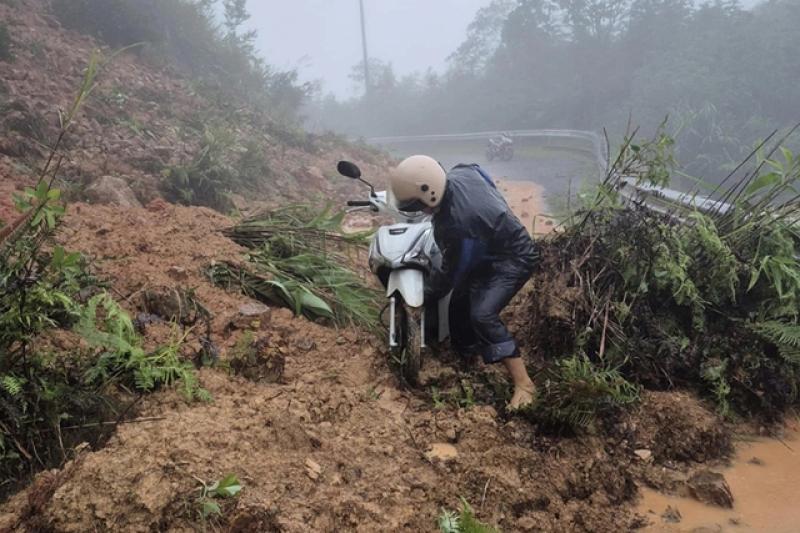 Mưa lũ miền Trung gây thiệt hại nặng , 6 người chết và mất tích - Ảnh 2. Mưa lũ miền Trung gây thiệt hại nặng , 6 người chết và mất tích - Ảnh 2.