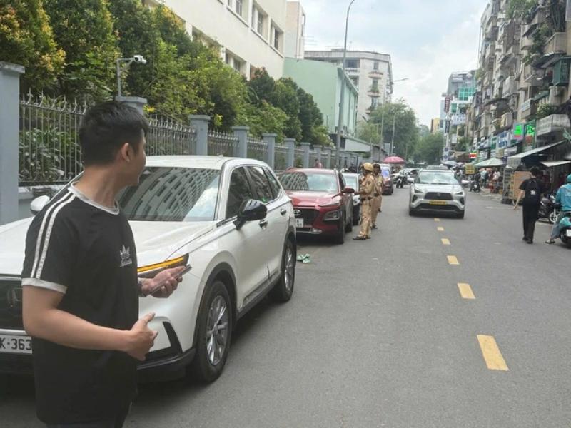 CSGT xử lý hàng chục ô tô dừng đỗ quanh Bệnh viện Đại học Y Dược TP.HCM- Ảnh 2. CSGT xử lý hàng chục ô tô dừng đỗ quanh Bệnh viện Đại học Y Dược TP.HCM- Ảnh 2.