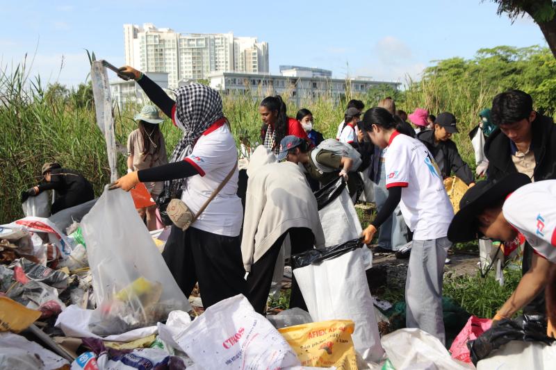 Cuối tuần không đi chơi, nhiều bạn trẻ rủ nhau đi nhặt rác - Ảnh 2.