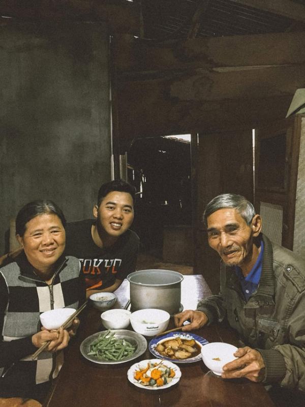 Nhiếp ảnh gia Đạt giữ mãi tình yêu chân chất của ba mẹ qua những bức ảnh mộc mạc - Ảnh 4. Nhiếp ảnh gia Đạt giữ mãi tình yêu chân chất của ba mẹ qua những bức ảnh mộc mạc - Ảnh 4.
