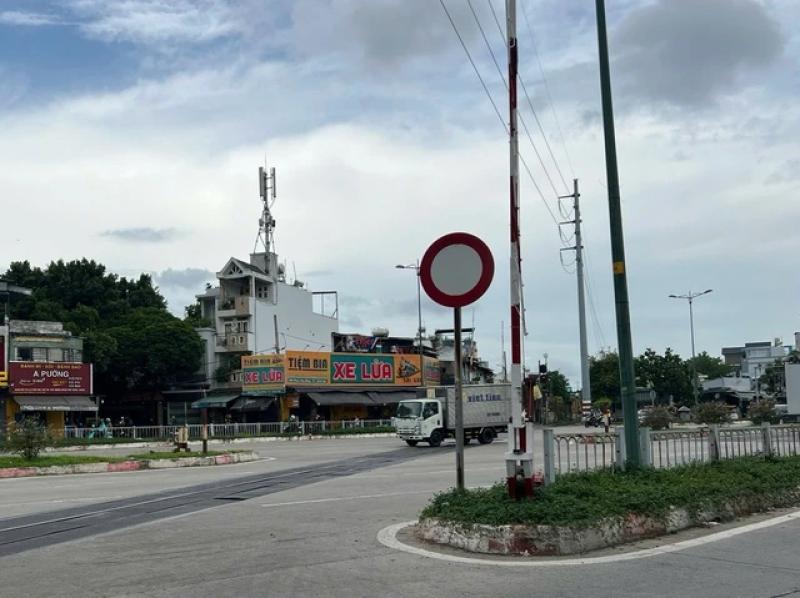 Băng ngang đường ray xe lửa, nhiều tài xế bị CSGT TP.HCM xử lý- Ảnh 2. Băng ngang đường ray xe lửa, nhiều tài xế bị CSGT TP.HCM xử lý- Ảnh 2.