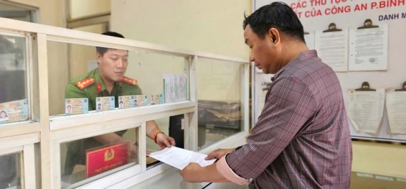 Công an tận tụy hỗ trợ người dân làm thủ tục hành chính- Ảnh 2. Công an tận tụy hỗ trợ người dân làm thủ tục hành chính- Ảnh 2.