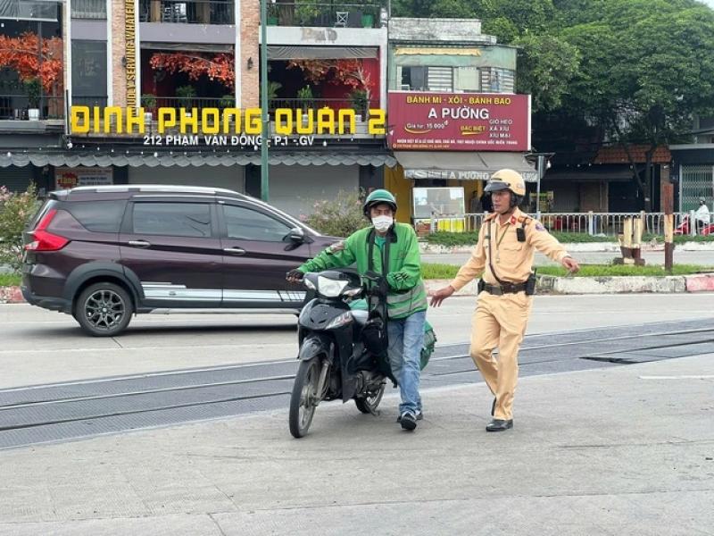 Băng ngang đường ray xe lửa, nhiều tài xế bị CSGT TP.HCM xử lý- Ảnh 1. Băng ngang đường ray xe lửa, nhiều tài xế bị CSGT TP.HCM xử lý- Ảnh 1.