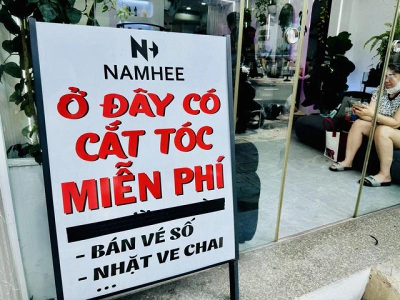 Lan tỏa trên mạng xã hội: Tiệm cắt tóc 0 đồng giúp người nghèo khó - Ảnh 1.