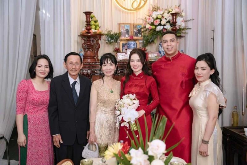 Chàng rể Tây đọc tiếng Việt trong đám hỏi khiến gia đình xúc động - Ảnh 1. Chàng rể Tây đọc tiếng Việt trong đám hỏi khiến gia đình xúc động - Ảnh 1.