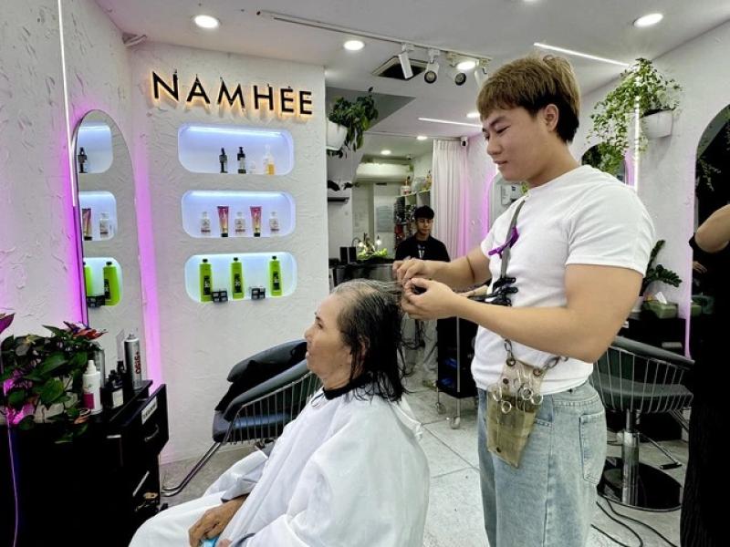 Lan tỏa trên mạng xã hội: Tiệm cắt tóc 0 đồng giúp người nghèo khó - Ảnh 2.
