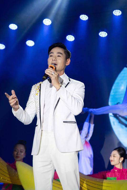 Tuấn Vũ bất ngờ xuất hiện hỗ trợ liveshow của ca sĩ Nguyễn Ngọc Khánh - Ảnh 1.