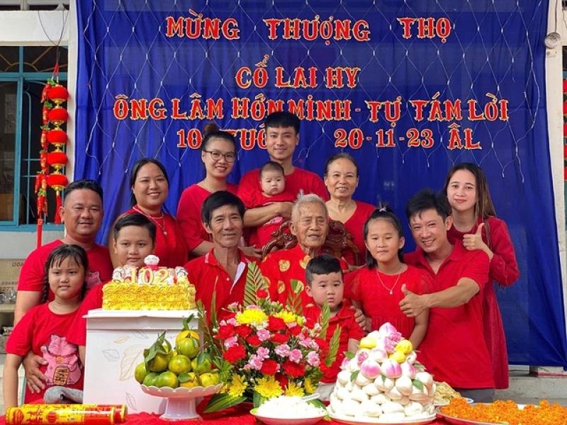 Xúc động cụ ông 104 tuổi và bức ảnh chụp với vợ thời trẻ - Ảnh 2.