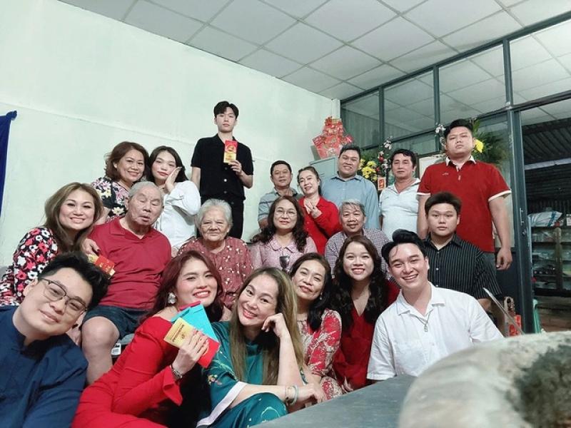 Bà cụ 80 tuổi mê mua hàng online để chia cho con cháu - Ảnh 2.