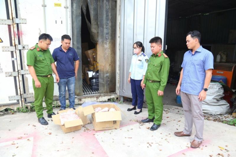 Bình Dương: Bắt giữ 6,2 tấn thịt heo, gà, xúc xích hết hạn sử dụng - Ảnh 1.