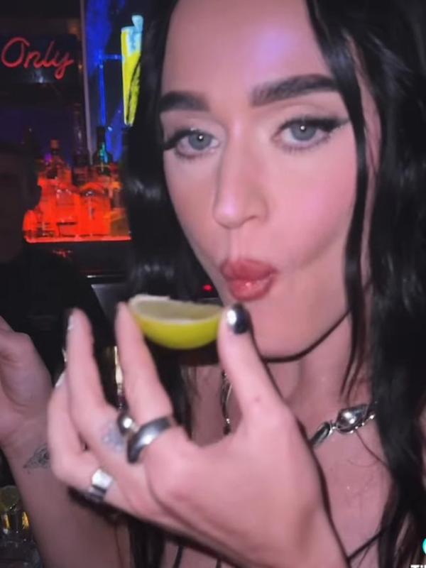 Katy Perry tháo nhẫn đính hôn giữa tin đồn chia tay Orlando Bloom - Ảnh 2.