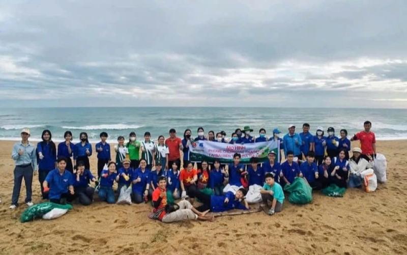 Cô gái 9X tình nguyện nhặt rác, làm sạch bãi biển mỗi ngày- Ảnh 2. Cô gái 9X tình nguyện nhặt rác, làm sạch bãi biển mỗi ngày- Ảnh 2.