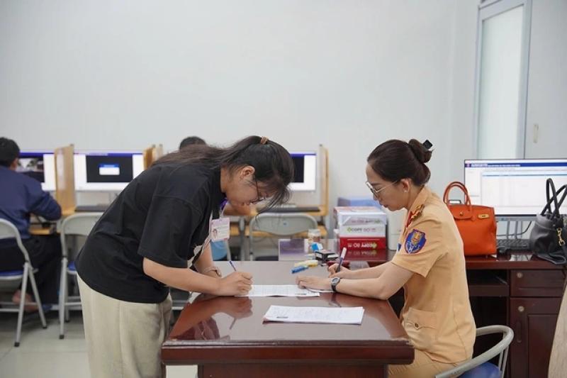 CSGT vừa sát hạch vừa cấp đổi GPLX: Người dân được lợi gì ? - Ảnh 1.