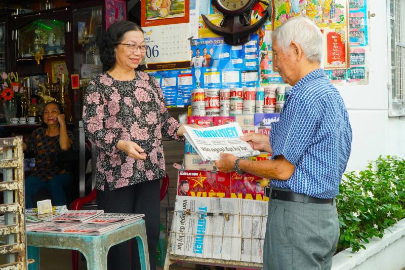 Sạp báo núp hẻm 'độc lạ Cần Thơ': Mỗi ngày chỉ bán 60 - 70 tờ - Ảnh 5. Sạp báo núp hẻm 'độc lạ Cần Thơ': Mỗi ngày chỉ bán 60 - 70 tờ - Ảnh 5.