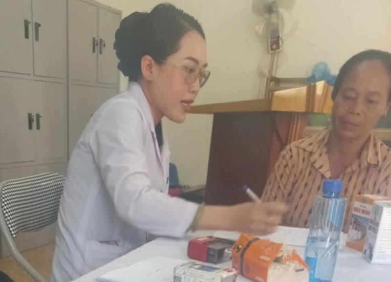 Khám sức khỏe 'chui' để bán thực phẩm chức năng cho người nghèo- Ảnh 1. Khám sức khỏe 'chui' để bán thực phẩm chức năng cho người nghèo- Ảnh 1.