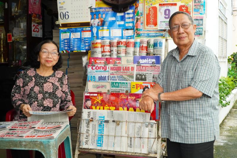 Sạp báo núp hẻm 'độc lạ Cần Thơ': Mỗi ngày chỉ bán 60 - 70 tờ - Ảnh 1. Sạp báo núp hẻm 'độc lạ Cần Thơ': Mỗi ngày chỉ bán 60 - 70 tờ - Ảnh 1.
