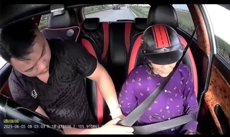 Thấy cụ bà đi bộ trên đường, tài xế taxi ân cần chở về nhà miễn phí - Ảnh 1.