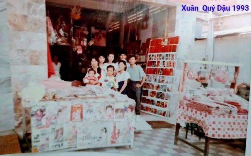 Sạp báo núp hẻm 'độc lạ Cần Thơ': Mỗi ngày chỉ bán 60 - 70 tờ - Ảnh 3. Sạp báo núp hẻm 'độc lạ Cần Thơ': Mỗi ngày chỉ bán 60 - 70 tờ - Ảnh 3.