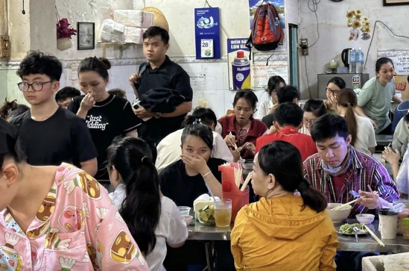 Bún bò mỡ nổi cô Như, phở Phú Gia TP.HCM... được Michelin vinh danh, giờ ra sao? - Ảnh 1.