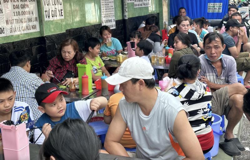 Quán bún bò 10.000 đồng, quán hủ tiếu 15.000 đồng… nổi tiếng TP.HCM: Có tăng giá không? - Ảnh 1. Quán bún bò 10.000 đồng, quán hủ tiếu 15.000 đồng… nổi tiếng TP.HCM: Có tăng giá không? - Ảnh 1.
