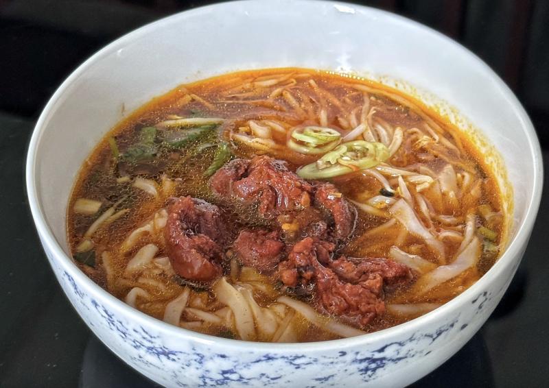 Quán bún bò 10.000 đồng, quán hủ tiếu 15.000 đồng… nổi tiếng TP.HCM: Có tăng giá không? - Ảnh 3. Quán bún bò 10.000 đồng, quán hủ tiếu 15.000 đồng… nổi tiếng TP.HCM: Có tăng giá không? - Ảnh 3.