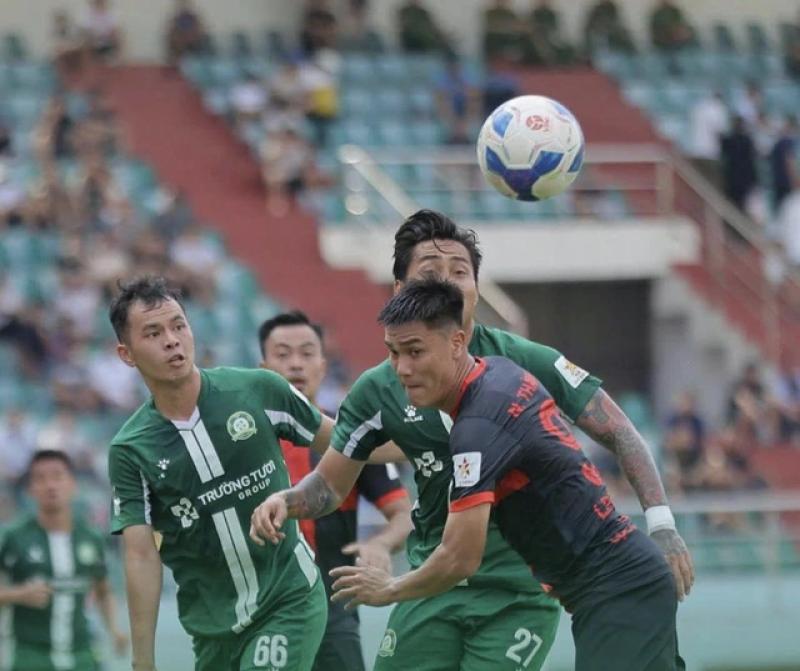 Vắng Công Phượng, Bình Phước thua đậm Ninh Bình: Cuộc đua thăng hạng V-League căng hơn dây đàn- Ảnh 1. Vắng Công Phượng, Bình Phước thua đậm Ninh Bình: Cuộc đua thăng hạng V-League căng hơn dây đàn- Ảnh 1.
