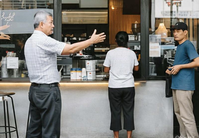 Cấm cửa người bán hàng rong, vé số: Chủ quán, dịch vụ ở TP.HCM nên hay không? - Ảnh 2. Cấm cửa người bán hàng rong, vé số: Chủ quán, dịch vụ ở TP.HCM nên hay không? - Ảnh 2.