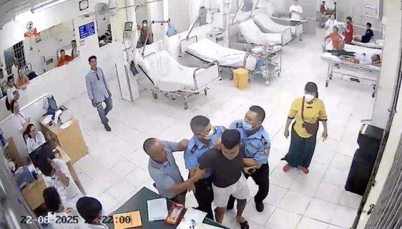 Tạm giữ đối tượng tấn công điều dưỡng viên tại Bệnh viện đa khoa Khánh Hòa- Ảnh 1. Tạm giữ đối tượng tấn công điều dưỡng viên tại Bệnh viện đa khoa Khánh Hòa- Ảnh 1.