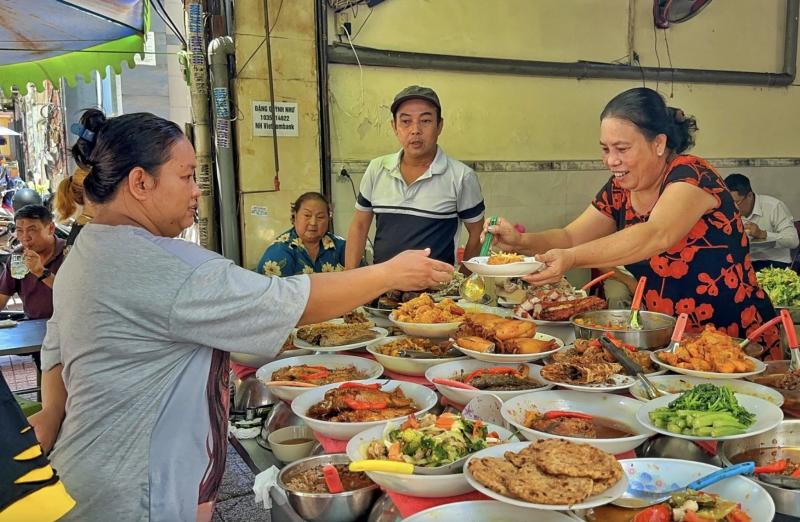 Phường Xuân Hòa có 'cơm nhà giàu' nổi tiếng ở TP.HCM: Còn quán quen nào nữa? - Ảnh 1.