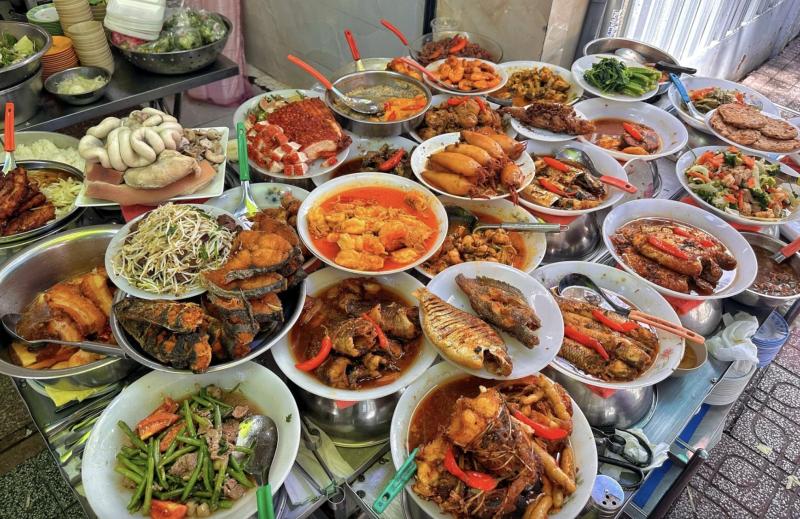 Phường Xuân Hòa có 'cơm nhà giàu' nổi tiếng ở TP.HCM: Còn quán quen nào nữa? - Ảnh 3.