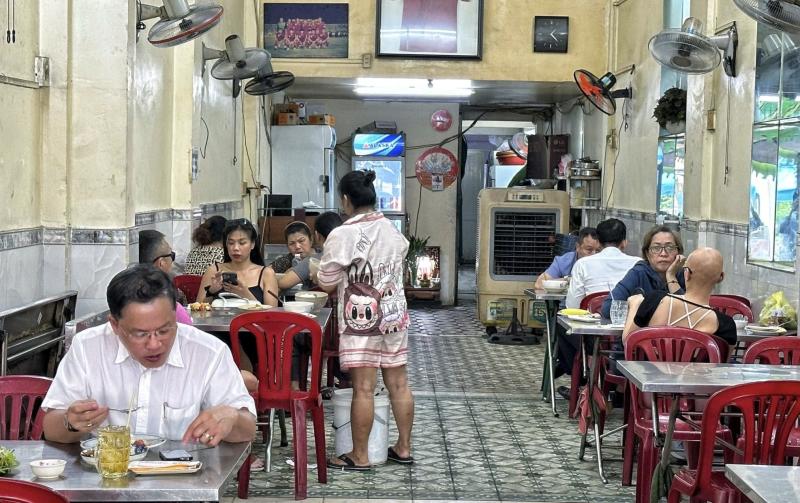 Phường Xuân Hòa có 'cơm nhà giàu' nổi tiếng ở TP.HCM: Còn quán quen nào nữa? - Ảnh 2.