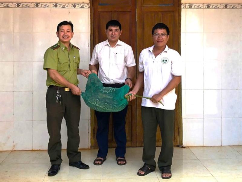 Người dân vây bắt một con trăn gấm nặng 21 kg vào nhà bắt gà - Ảnh 1.