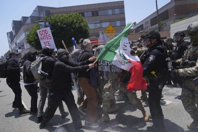 Tổng thống Trump điều thủy quân lục chiến đến California , căng thẳng với Thống đốc Newsom - Ảnh 1. Tổng thống Trump điều thủy quân lục chiến đến California , căng thẳng với Thống đốc Newsom - Ảnh 1.