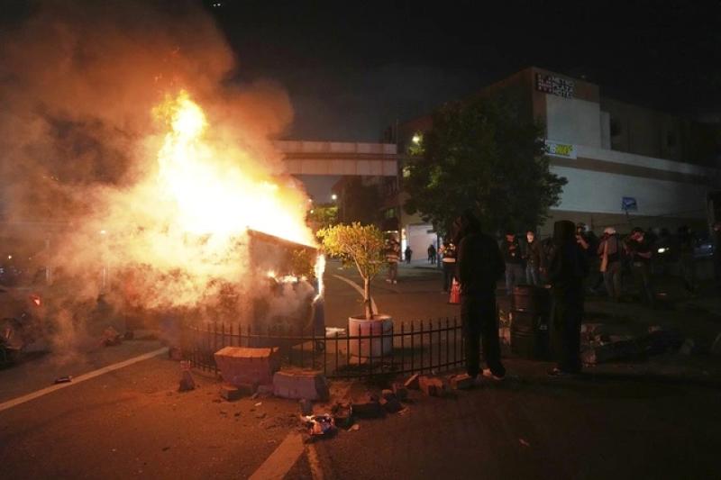 Thống đốc California kiện Tổng thống Trump, thách Washington bắt mình - Ảnh 2.