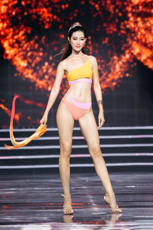 Thí sinh Hoa hậu Hoàn vũ Việt Nam trình diễn bikini 'bốc lửa' trong đêm bán kết- Ảnh 5. Thí sinh Hoa hậu Hoàn vũ Việt Nam trình diễn bikini 'bốc lửa' trong đêm bán kết- Ảnh 5.