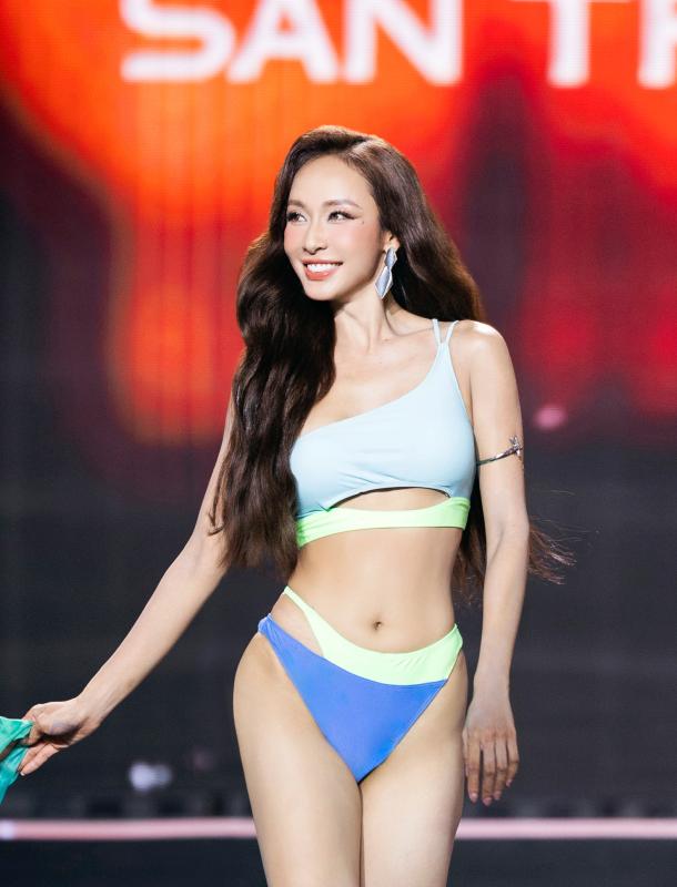 Thí sinh Hoa hậu Hoàn vũ Việt Nam trình diễn bikini 'bốc lửa' trong đêm bán kết- Ảnh 4. Thí sinh Hoa hậu Hoàn vũ Việt Nam trình diễn bikini 'bốc lửa' trong đêm bán kết- Ảnh 4.