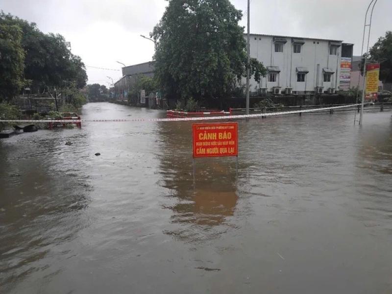 Bão số 1: Lốc xoáy làm tốc mái 30 căn nhà, nhiều hồ chứa xả tràn- Ảnh 4. Bão số 1: Lốc xoáy làm tốc mái 30 căn nhà, nhiều hồ chứa xả tràn- Ảnh 4.
