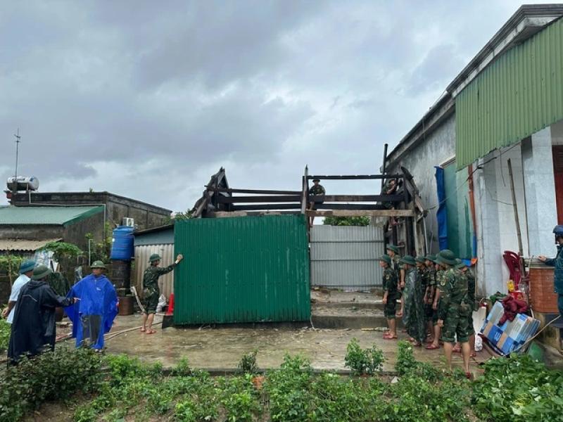 Bão số 1: Lốc xoáy làm tốc mái 30 căn nhà, nhiều hồ chứa xả tràn- Ảnh 3. Bão số 1: Lốc xoáy làm tốc mái 30 căn nhà, nhiều hồ chứa xả tràn- Ảnh 3.