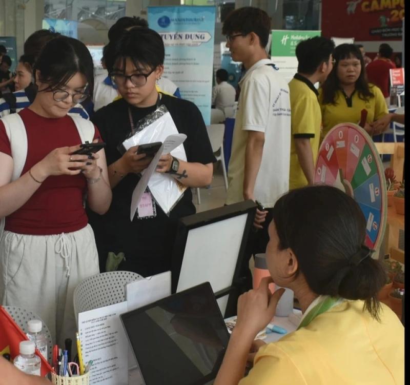 Sinh viên làm việc trái ngành liệu có mức lương tốt? - Ảnh 3.