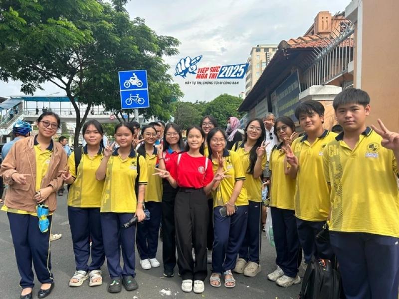 Học sinh trường chuyên tiếp sức thí sinh thi lớp 10 tại TP . HCM - Ảnh 1. Học sinh trường chuyên tiếp sức thí sinh thi lớp 10 tại TP . HCM - Ảnh 1.