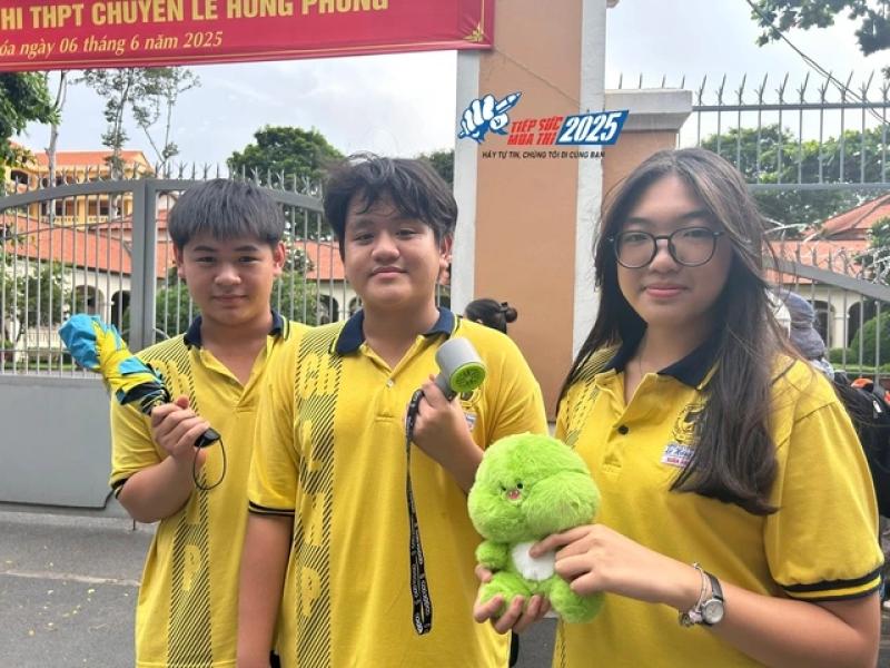 Học sinh trường chuyên tiếp sức thí sinh thi lớp 10 tại TP . HCM - Ảnh 2. Học sinh trường chuyên tiếp sức thí sinh thi lớp 10 tại TP . HCM - Ảnh 2.